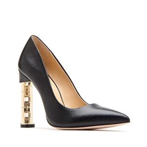 NWT Katy Perry Suzanne black pump leather w/ chain